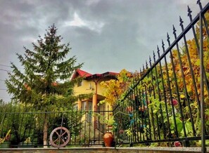 Exterior - Pensiunea Portas (Slănic)