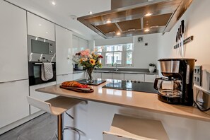Microwave, oven, dishwasher, high chair - 5 Bed in Sardis (oc-m28337) (Saundersfoot)