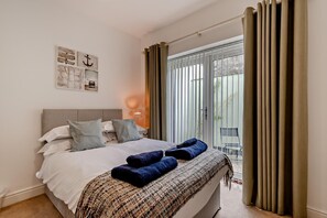 Iron/ironing board, travel cot, free WiFi, bed sheets - 5 Bed in Sardis (oc-m28337) (Saundersfoot)