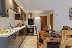 Cookware/dishes/utensils - 1 Bed in Truro (oc-p28365) (Blackwater)