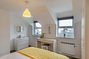 Tabla de planchar con plancha, wifi gratis y ropa de cama 