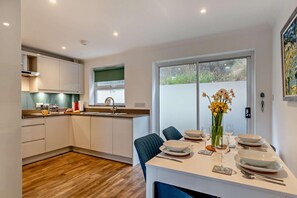 Horno, lavavajillas y utensilios de cocina 