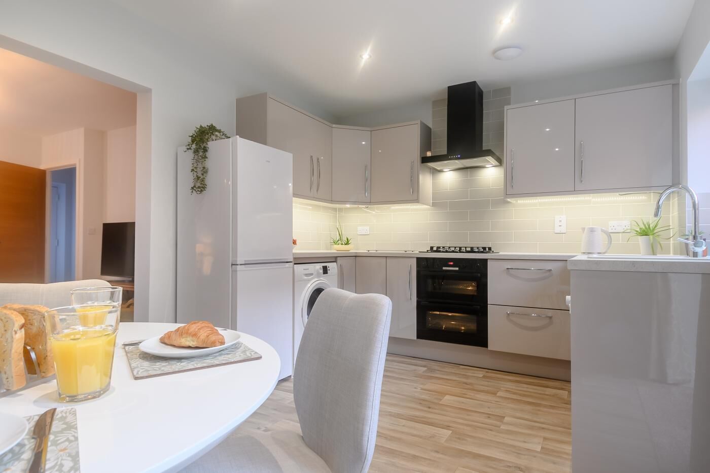 Fogão, lava-louças, cadeirão de bebê