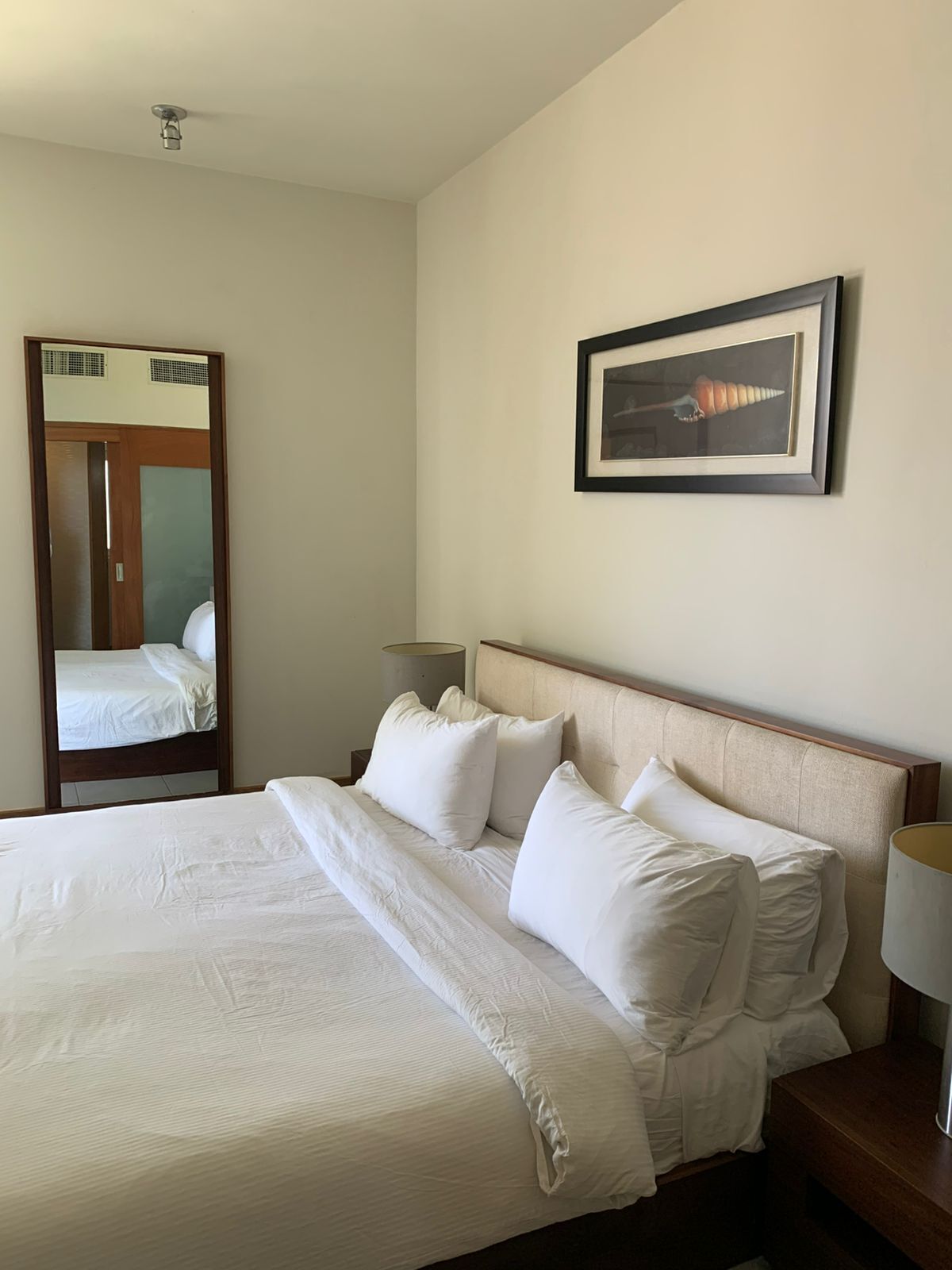 Een strijkplank/strijkijzer, wifi, beddengoed