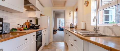 Microondas, horno, periquera y utensilios de cocina