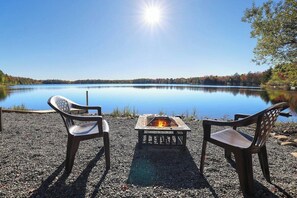 Property grounds - Backyard lake-Boat– Kayaks • Firepit • Game room• pool access • Pet-friendly (Coolbaugh Township)