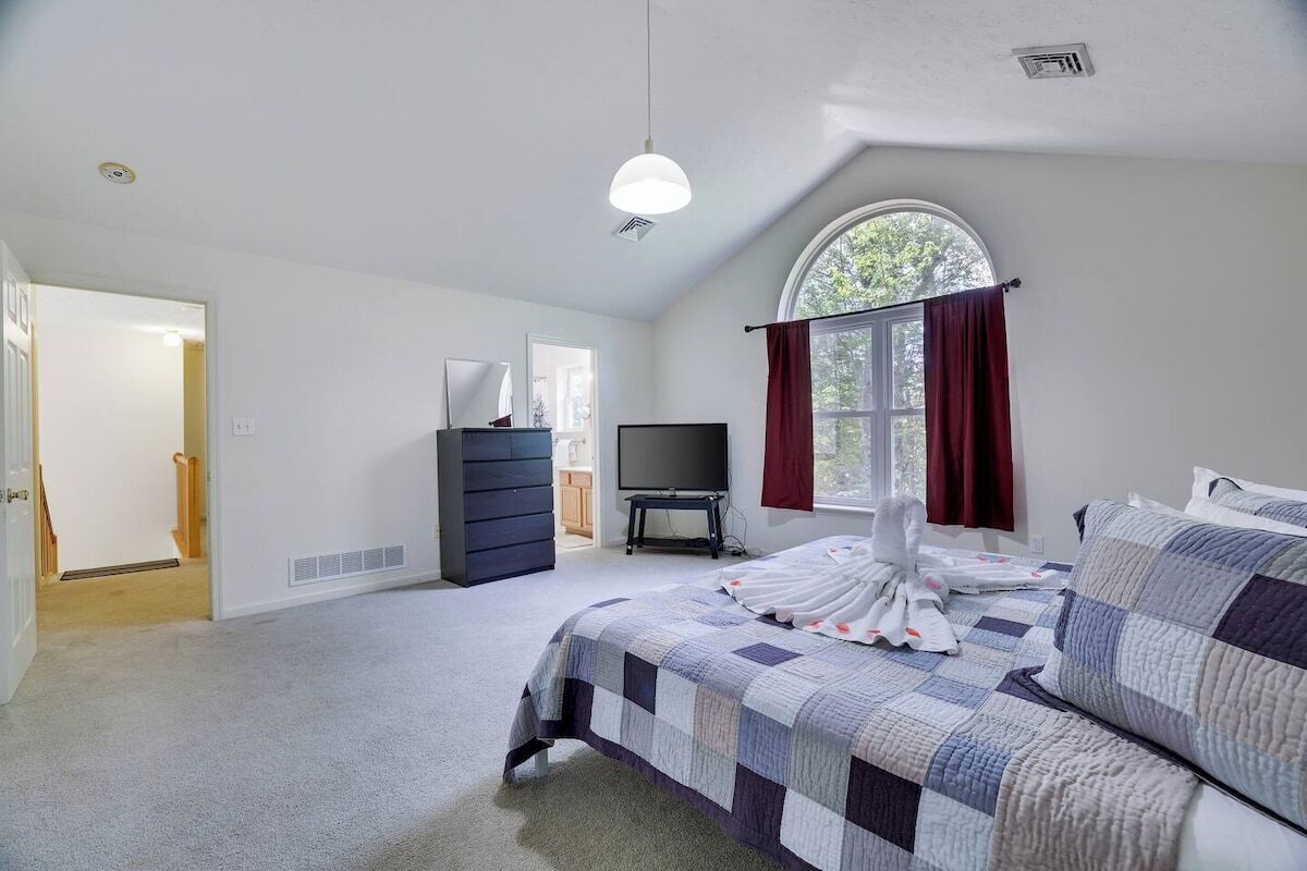 4 bedrooms, in-room safe, iron/ironing board, WiFi (free)