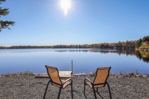 Beach - Backyard lake-Boat– Kayaks • Firepit • Game room• pool access • Pet-friendly (Coolbaugh Township)
