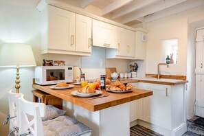 Oven, cookware/dishes/utensils - 1 Bed in Askrigg (oc-n28350) (Askrigg)