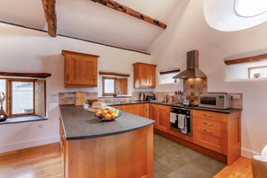 Oven, cookware/dishes/utensils - 2 Bed in Newby Bridge (oc-t28385) (Newby Bridge)