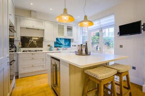 Microwave, oven, dishwasher, cookware/dishes/utensils - 4 Bed in Aldeburgh (oc-e28371) (Aldeburgh)
