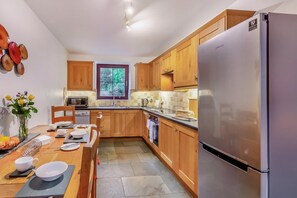 Oven, cookware/dishes/utensils - 2 Bed in Newby Bridge (oc-o28384) (Newby Bridge)