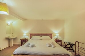 A hotel room with a bed, bedside lamps, a nightstand, a mirror, and a wooden headboard. - 2 Bed in Newby Bridge (oc-o28384) (Newby Bridge)