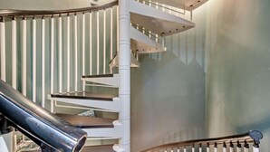 Eine Wendeltreppe mit weißen Geländern und modernem Design.