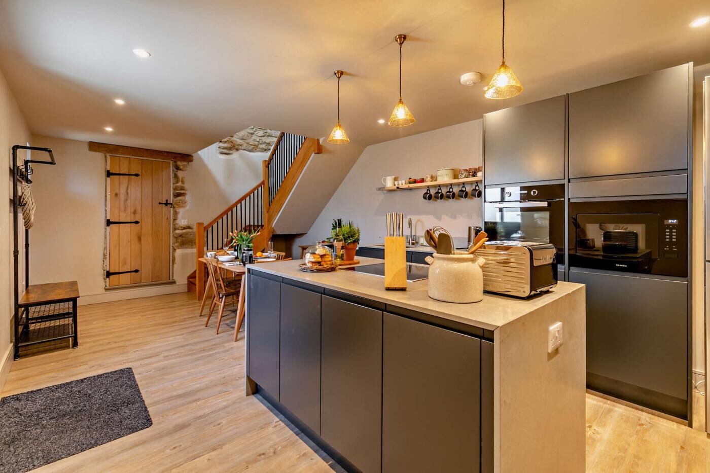 Ovn, oppvaskmaskin og kjøkkenutstyr