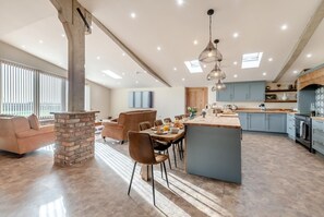 Oven, dishwasher, high chair, cookware/dishes/utensils - 6 Bed in Outwell (oc-t28370) (Upwell)