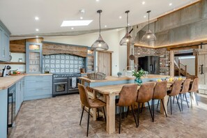 Oven, dishwasher, high chair, cookware/dishes/utensils - 6 Bed in Outwell (oc-t28370) (Upwell)