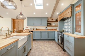 Oven, dishwasher, high chair, cookware/dishes/utensils - 6 Bed in Outwell (oc-t28370) (Upwell)