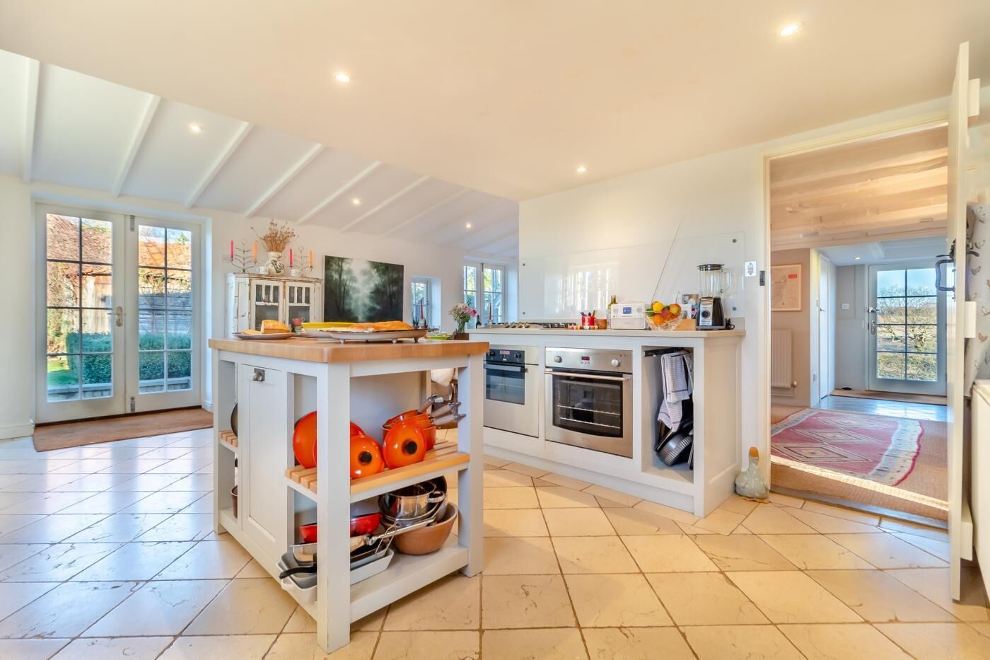 Horno, lavavajillas y utensilios de cocina
