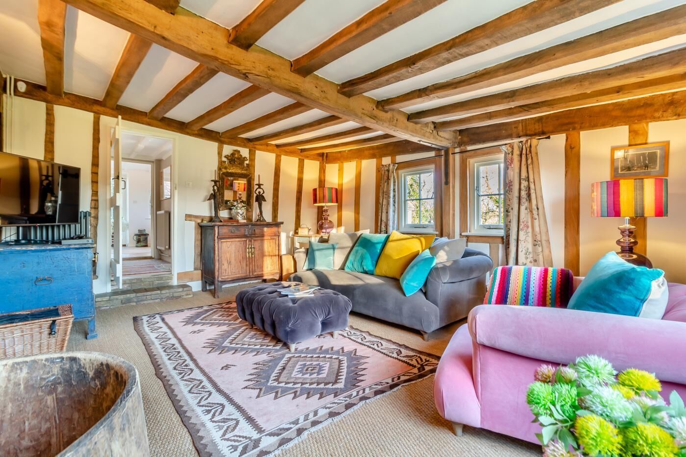 Una televisión, una chimenea