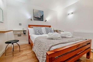 Iron/ironing board, travel cot, free WiFi, bed sheets - 1 Bed in Lamorna (oc-n28400) (Lamorna)