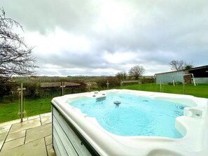 Outdoor spa tub - 5 Bed in Templeton (oc-p28390) (Templeton)