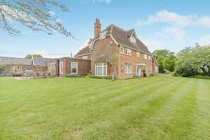 Exterior - 7 Bed in Kimberley (oc-p28132) (Kimberley)