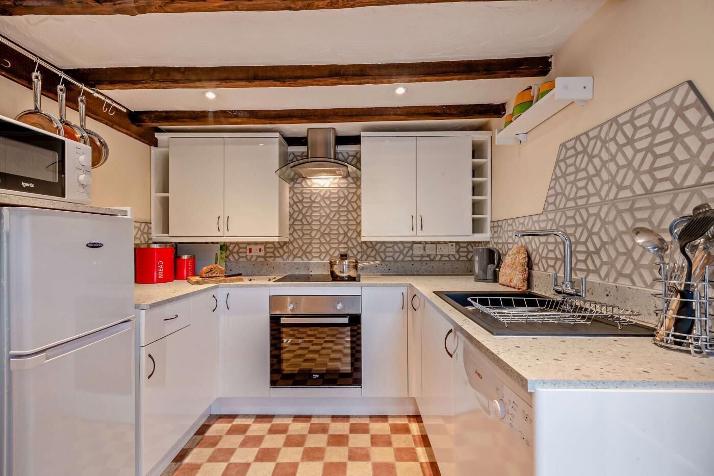 Horno, lavavajillas y utensilios de cocina 