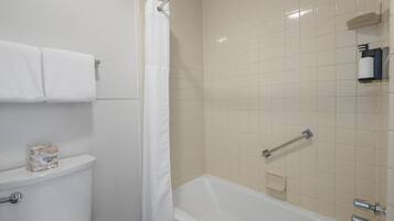 シャワー、ヘアドライヤー、タオル、石鹸