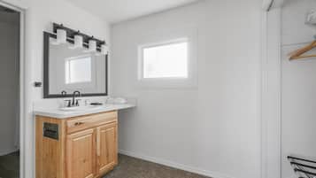 Regadera, secadora de cabello, toallas, jabón