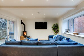 TV, fireplace - 3 Bed in Cromer (oc-o28424) (Cromer)