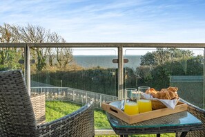 Outdoor dining - 2 Bed in Tenby (oc-m28421) (Tenby)