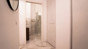 Shower, hair dryer, bidet, towels - OxArt Suite Milano – Design a due passi da Loreto (Milan)