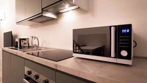 Fridge, microwave, oven, stovetop - OxArt Suite Milano – Design a due passi da Loreto (Milan)