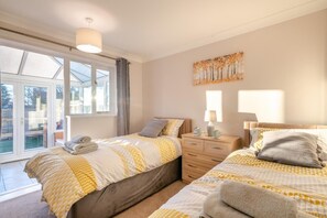 Iron/ironing board, travel cot, free WiFi, bed sheets - 2 Bed in Holt (oc-r28378) (Holt)