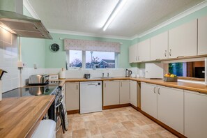 Oven, dishwasher, high chair, cookware/dishes/utensils - 2 Bed in Holt (oc-r28378) (Holt)