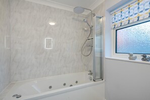 Towels - 2 Bed in Holt (oc-r28378) (Holt)