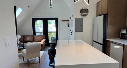 Chic Luxe Spa Retreat - Light Filled+King Bed+Garage