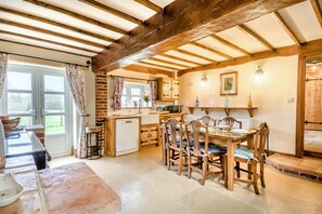 Dishwasher, high chair, cookware/dishes/utensils - 3 Bed in Gressenhall (oc-o28417) (Gressenhall)