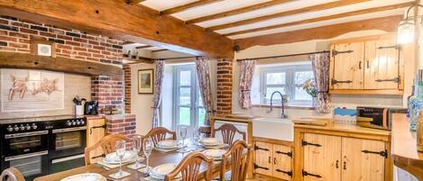 Lavavajillas, periquera y utensilios de cocina