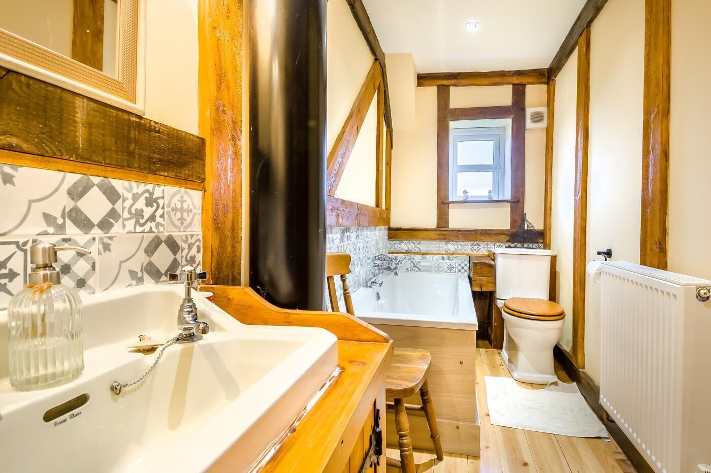 Une salle de bain avec une baignoire, des toilettes et un lavabo.