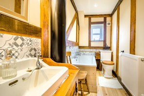 Towels - 3 Bed in Gressenhall (oc-o28417) (Gressenhall)