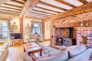 Fireplace - 3 Bed in Gressenhall (oc-o28417) (Gressenhall)