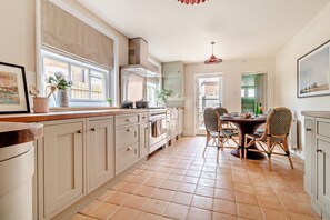 Oven, dishwasher, high chair, cookware/dishes/utensils - 3 Bed in Southwold (oc-s28416) (Southwold)