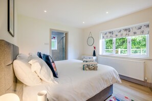 Iron/ironing board, travel cot, bed sheets - 5 Bed in South Raynham (oc-w28428) (South Raynham)