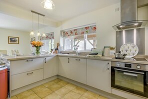 Oven, dishwasher, high chair, cookware/dishes/utensils - 5 Bed in South Raynham (oc-w28428) (South Raynham)
