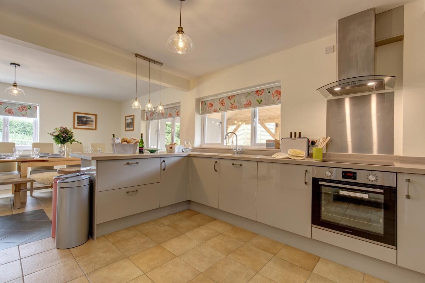 Four, lave-vaisselle, chaise haute