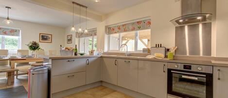 Four, lave-vaisselle, chaise haute