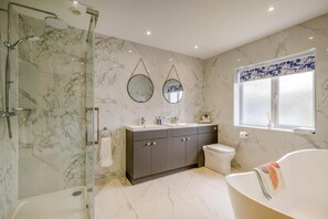 Hair dryer, towels - 5 Bed in South Raynham (oc-w28428) (South Raynham)