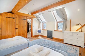Unclassified image, 5 of 30, button - 4 Bed in Nottage (oc-t28401) (Nottage)